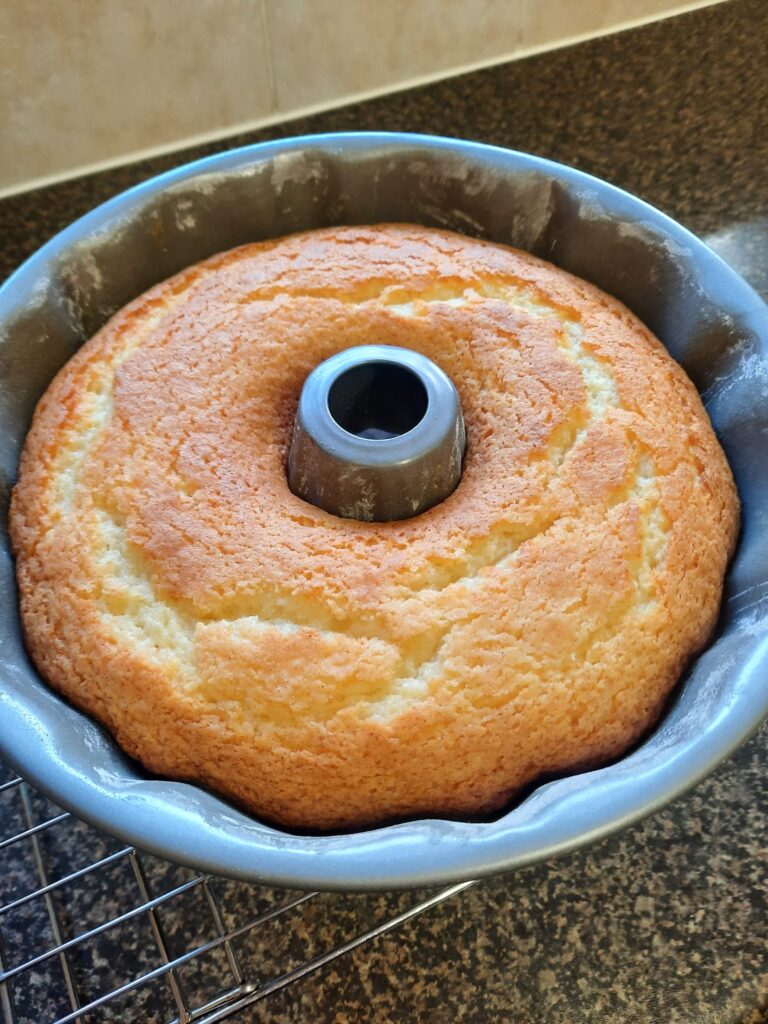 Lemon and yogurt cake